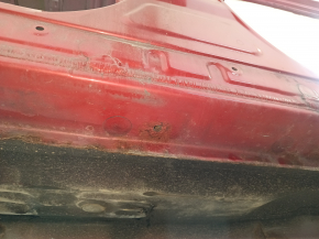 The right center pillar of a Toyota Camry v40 is rusty.