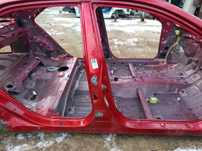The right center pillar of a Toyota Camry v40 is rusty.