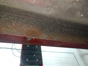 The left center pillar of a Toyota Camry v40 is rusty.