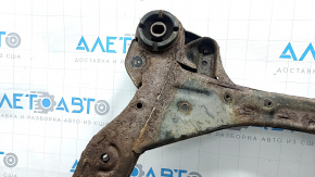The front subframe of a Toyota Camry V40 hybrid is rusty and the silent block is torn.