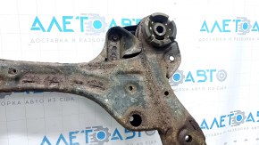 The front subframe of a Toyota Camry V40 hybrid is rusty and the silent block is torn.