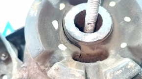 The front subframe of a Toyota Camry V40 hybrid is rusty and the silent block is torn.