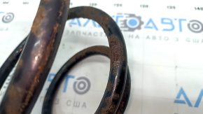 The front right spring of a Toyota Camry v40 is rusty.