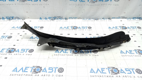 The right front mudguard liner on an Audi Q8 19-23 has a torn mount.