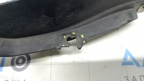 The right front mudguard liner on an Audi Q8 19-23 has a torn mount.