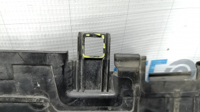 Left radiator deflector for Audi Q8 19-23 3.0T MHEV is torn and the latches are broken.