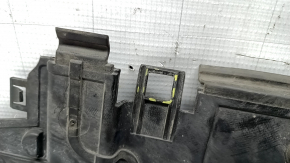 Left radiator deflector for Audi Q8 19-23 3.0T MHEV is torn and the latches are broken.