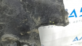 The front left underbody protection of the Audi Q8 19-26 is torn.