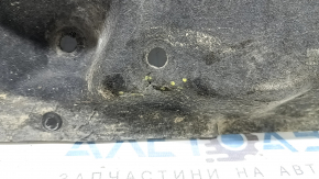 The front left underbody protection of the Audi Q8 19-26 is torn.