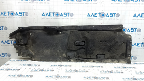 The front left underbody protection of the Audi Q8 19-26 is torn.