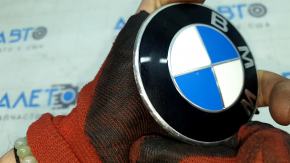 BMW X5 G05 19-26 hood emblem, sand, peeling coating