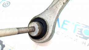 The upper front right control arm of the Audi Q8 19-26 has a torn silent block.