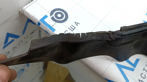 The plastic windshield wiper grille of a BMW 7 G11 G12 16-22 has a worn-out seal.