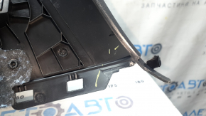 Right arch trim for a VW Tiguan 18-24, black, for 2 rows, missing organizer cover, scratches, broken fasteners
