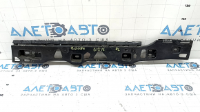 The left rear threshold mount for a BMW 7 G12 16-22 is broken, cracked.