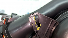 The fan in the center console of the BMW 7 G11 G12 16-22 has a broken mount.