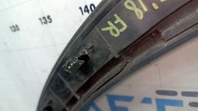 Front right fender arch trim for Audi Q5 80A 18-20 is worn, fasteners are broken, sand
