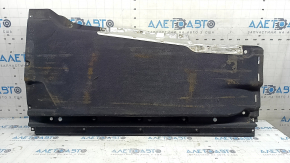 The left underbody protection of the Audi Q5 80A 18-24 is dented and torn.