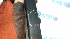 Right windshield molding BMW 3 F30 12-18 is worn, bumps