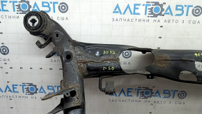 The rear subframe of the Audi Q5 80A 18-24 is rusty, the arm mounting ear is bent
