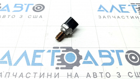 Subaru Forester 25-26 2.5 fuel pressure sensor on the fuel rail