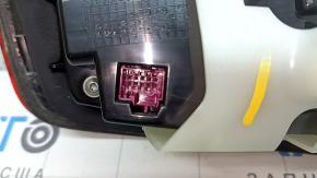 The inner tailgate light on the left Mercedes X247 GLB 20-26 LED has a broken mount.