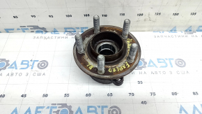 The rear left hub of a Ford Explorer 20-25 is rusty.