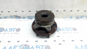 The rear left hub of a Ford Explorer 20-25 is rusty.