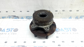 The rear right hub of a Ford Explorer 20-25 is rusty.