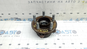 The rear right hub of a Ford Explorer 20-25 is rusty.