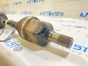 The front right drive axle shaft of a Jeep Renegade 15-21 2.4 AWD has a torn boot.