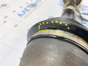 The front right drive axle shaft of a Jeep Renegade 15-21 2.4 AWD has a torn boot.