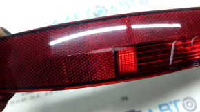 The left rear bumper light of the Audi Q7 16-26 is worn.