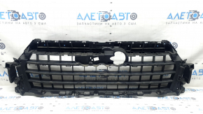 The grille frame of the Audi Q7 16-19 has broken fasteners.