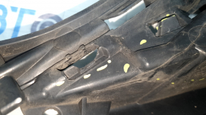 The left front bumper air duct on an Audi Q7 16-19 is cracked and the mount is broken.