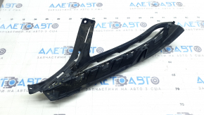 The left front bumper air duct on an Audi Q7 16-19 is cracked and the mount is broken.