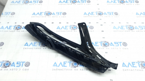 The right front bumper air duct on an Audi Q7 16-19 has a broken mount.