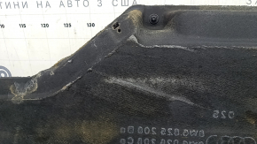 The right underbody protection of the Audi A5 F5 18-25 5D is worn out.