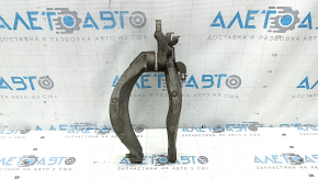 The front right shock absorber fork of a Volvo XC90 16-18 AWD has a broken bolt.