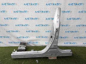 The left center pillar of a Toyota Camry v40 is sawn off, a non-standard cut.