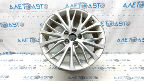 R18 Toyota Camry V70 18-20 silver wheel, curb