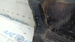 The engine guard of the Audi A4 B9 17-19 is worn, a corner is broken off, and it is dented.