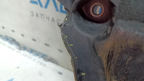 The engine guard of the Audi A4 B9 17-19 is worn, a corner is broken off, and it is dented.