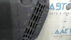The engine guard of the Audi A4 B9 17-19 is worn, a corner is broken off, and it is dented.