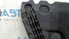 The engine guard of the Audi A4 B9 17-19 is worn, a corner is broken off, and it is dented.