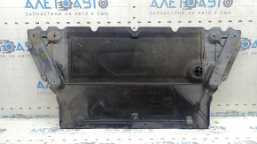 The engine guard of the Audi A4 B9 17-19 is worn, a corner is broken off, and it is dented.
