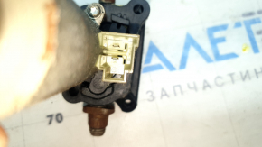 The BMW 3 G20 19-26 passenger seat tilt adjustment motor is rusty.