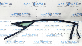 Upper door molding with glass seal and triangle, front right Lincoln Corsair 20-22