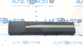 Upper door molding with glass seal and triangle, front right Lincoln Corsair 20-22