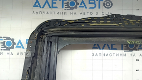 The hatch mechanism of the BMW 3 G20 19-26 frame is covered in soot and melted.